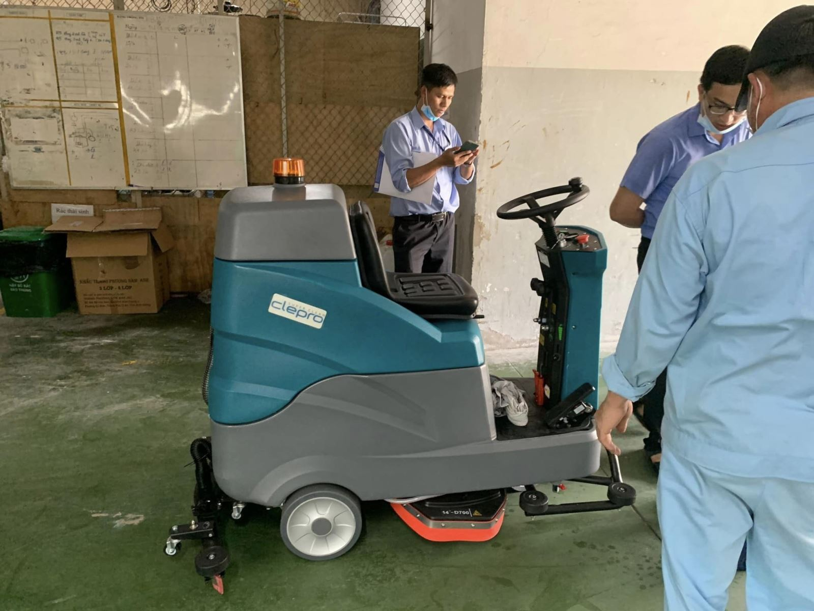 máy chà sàn ngồi lái 
