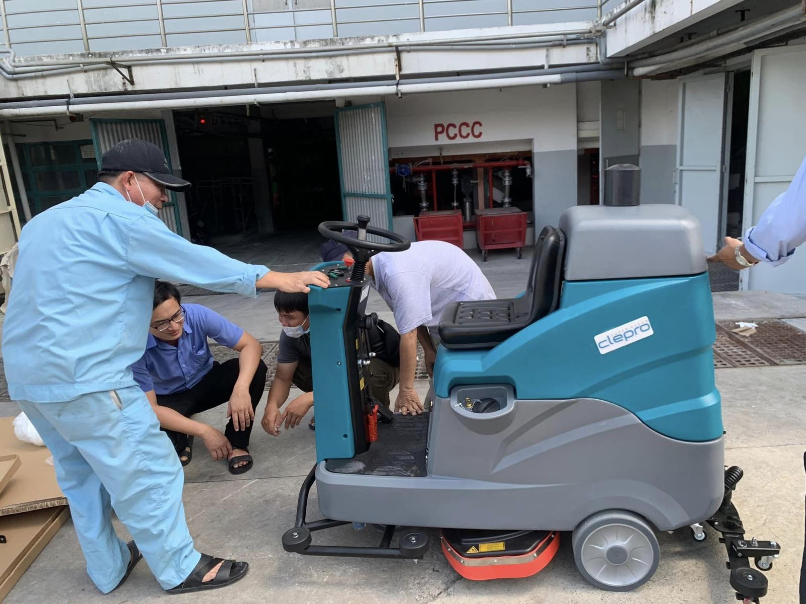 máy chà sàn ngồi lái 