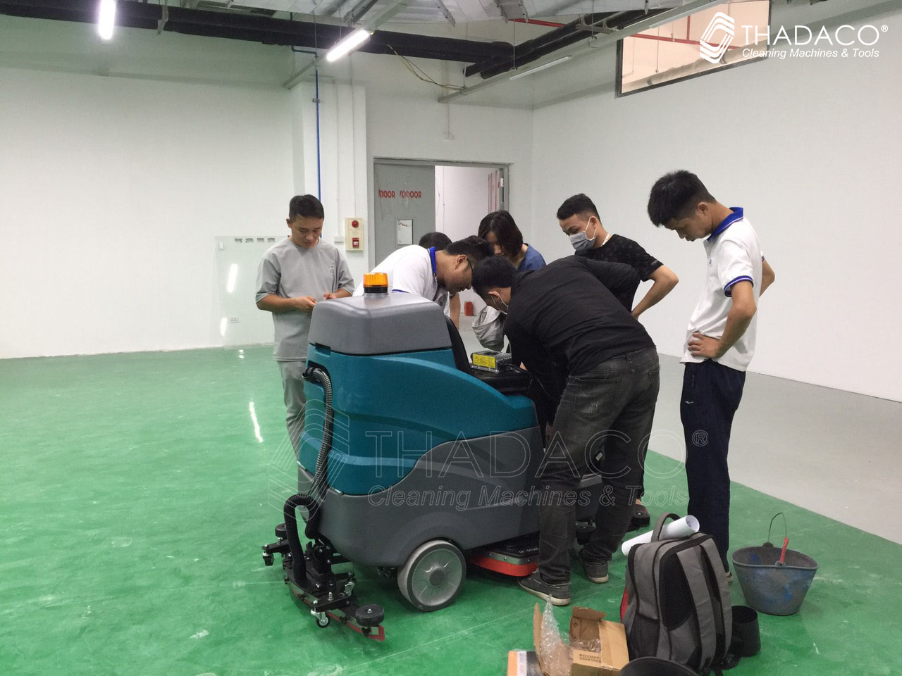 máy chà sàn ngồi lái 