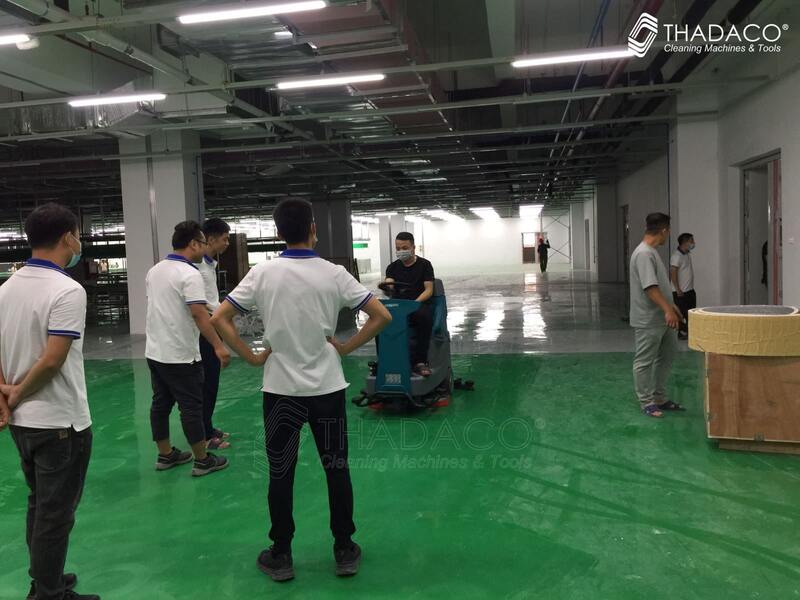máy chà sàn ngồi lái