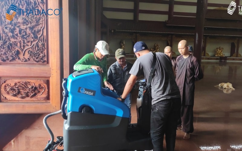 máy chà sàn ngồi lái