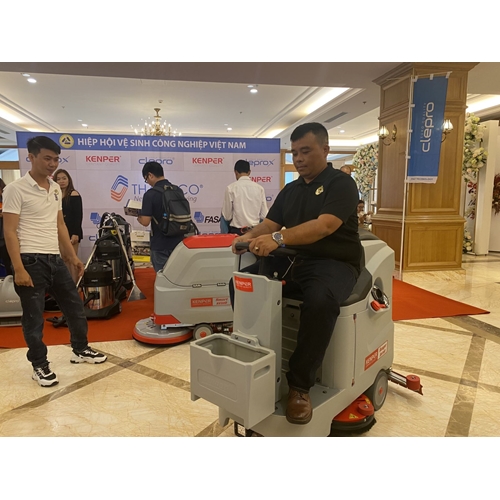 Máy lau chà sàn công nghiệp ngồi lái Kenper RANGER 670B 4
